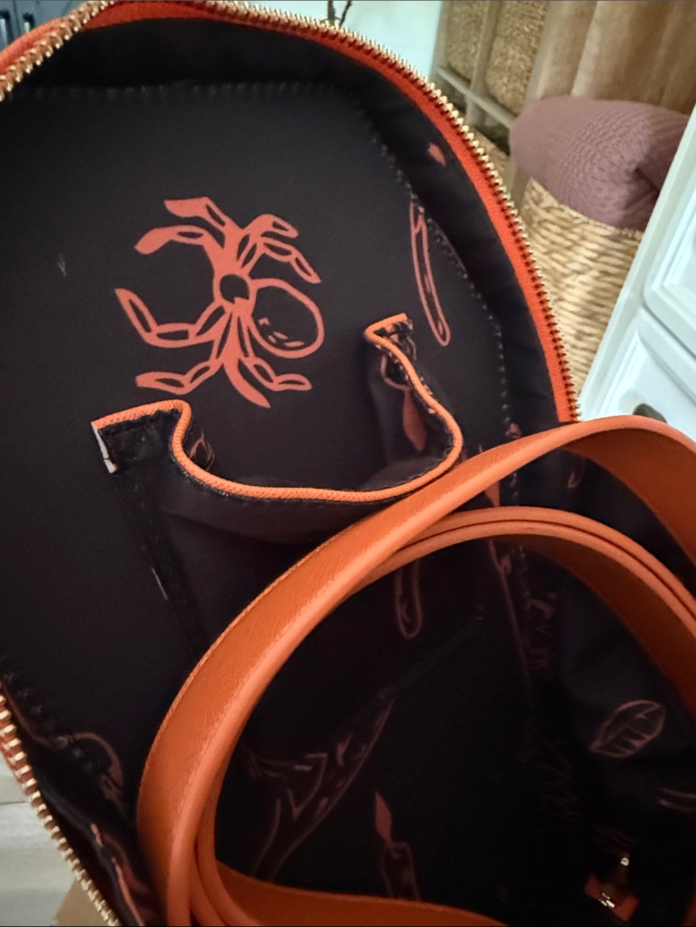 Coffin-Shaped Halloween Handbag with Jack-O'-Lantern Face - Picture 6 of 7